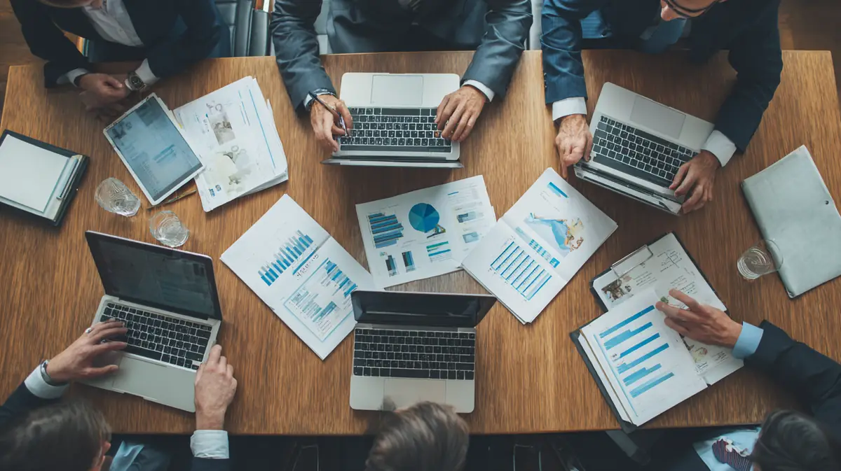 Tabla comparativa de comisiones típicas en líneas de crédito